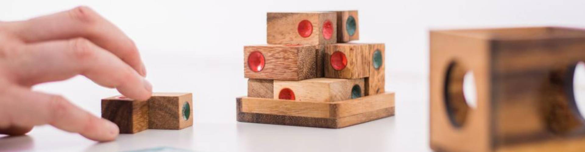 أشكال هندسية من الخشب