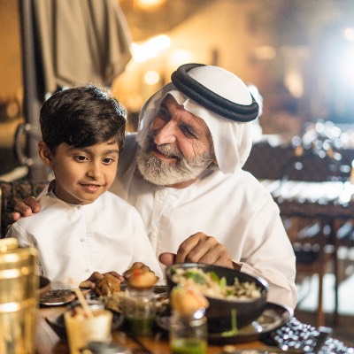 طفل اماراتي مع رجل اماراتي مسن 