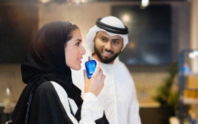 رجل اماراتي و امرأة اماراتية تستنشق رائحة عطر